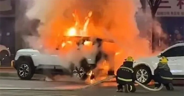 Mobil Listrik Baru di Tiongkok Terbakar Setelah Seorang Anak Menyalakan Kembang Api di Dekatnya