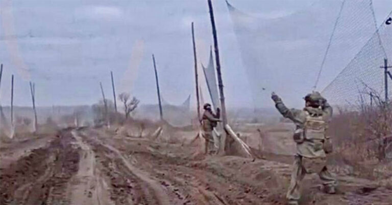 Tentara Rusia Bangun “Tembok Besar Anti-Drone”! Melindungi Kendaraan Lapis Baja dan Kendaraan Suplai di Jalan Sepanjang 2 Kilometer dengan Jaring Besar