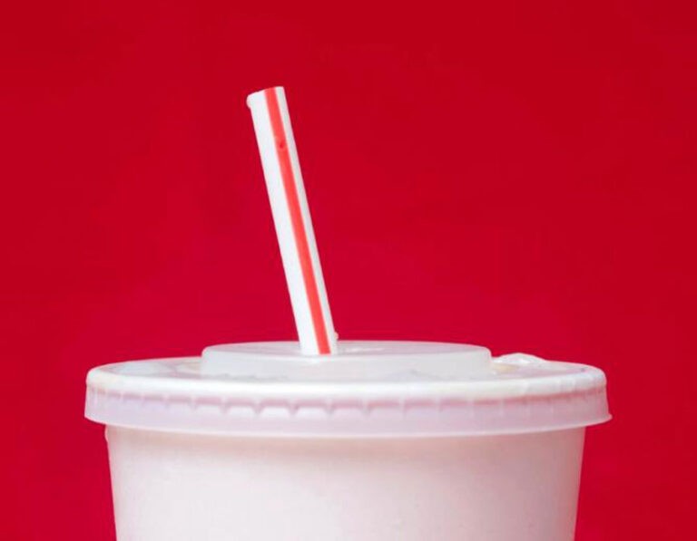 Trump Tandatangani Perintah Eksekutif untuk Membatalkan Larangan Sedotan Plastik Biden di Pemerintahan Federal