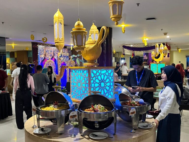 “Satu Malam di Agrabah”: Crown Prince Hotel Surabaya Hadirkan Nuansa Timur Tengah untuk Buka Puasa Bersama 