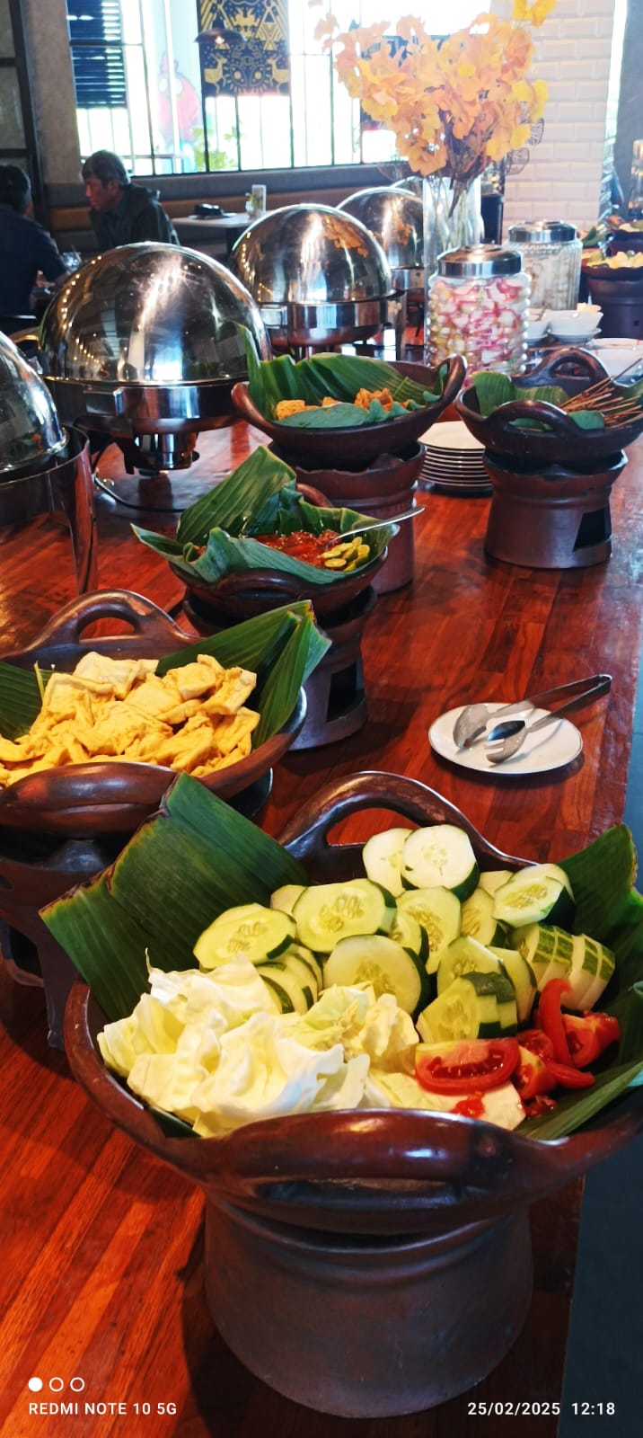 Judul: “Kampoeng Ramadhan Vol. VII di YELLO Hotel Jemursari: Buka Puasa Mewah, Pulang Bawa Hadiah Menarik”