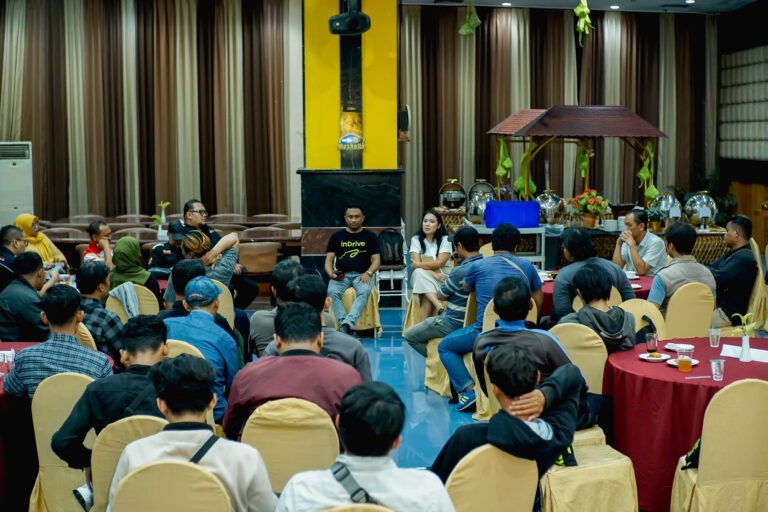 inDrive Gelar Iftar dan Salurkan Bantuan kepada Komunitas Pengemudinya di Surabaya