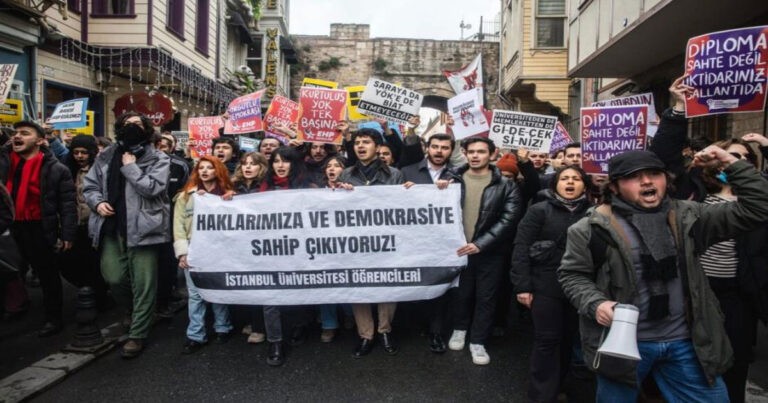 Demo Besar-besaran Menolak Penangkapan Wali Kota Istanbul Meletus di Turkiye, Aparat Tangkap 53 Demonstran 