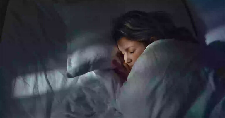 Alasan yang Meresahkan Mengapa Sebagian Orang Hanya Bisa Tidur dengan Suara Bising di Latar Belakang