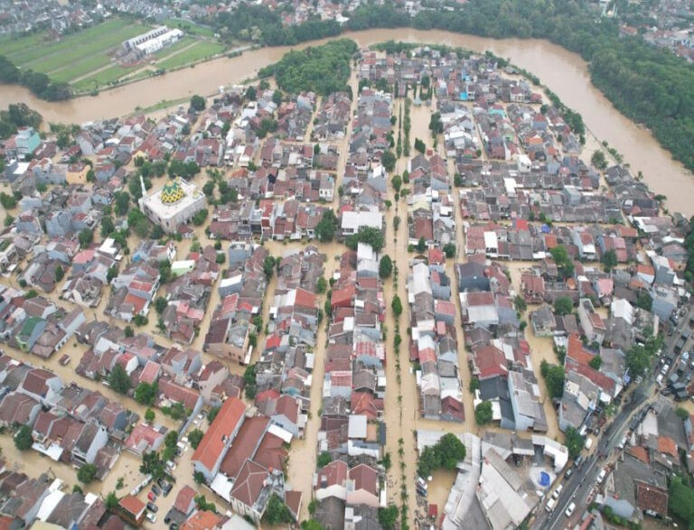 Banjir Dahsyat Merendam Wilayah Kota dan Kabupaten Bekasi, Aliran Listrik Beberapa Wilayah Dipadamkan