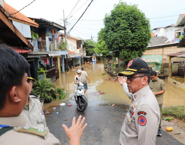 Tinjau Banjir di Jakarta, BNPB Berikan Kebutuhan Masyarakat Terdampak