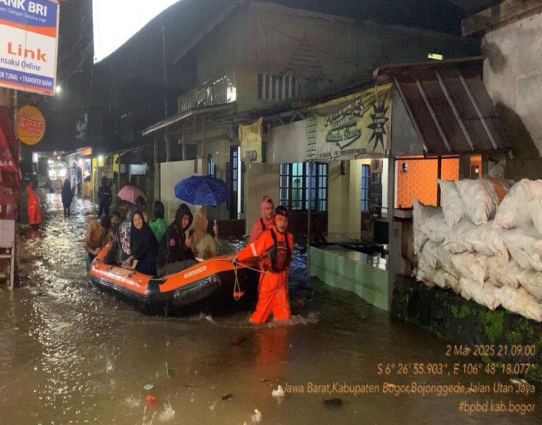 Ratusan Rumah Terendam Setelah Kabupaten Bogor Diterjang Banjir, 1 Warga Hilang Terseret Arus