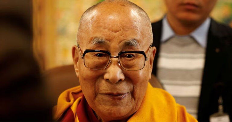Dalai Lama Mengatakan Penggantinya Akan Lahir di Luar Tiongkok di Tengah Pertikaian Tentang Himalaya