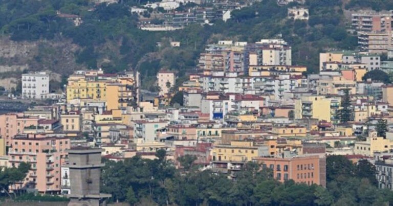 Gempa Bumi di Kawasan Vulkanik Napoli, Italia – Rumah Retak, Warga Mengungsi di Tengah Malam