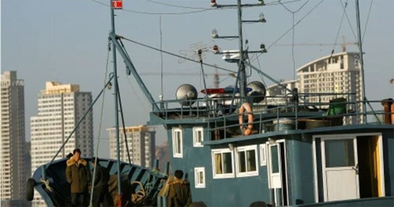 Korut dan Tiongkok Bungkam : Kapal Kargo Korea Utara Tabrak Kapal Tiongkok, Hampir 20 Orang Tewas
