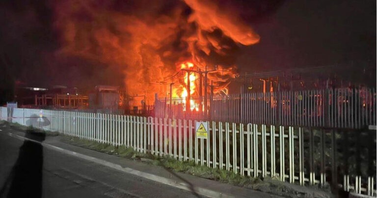 Kebakaran Gardu Listrik Induk London, Bandara Tersibuk Heathrow Mati Listrik dan Penerbangan Kacau Sepanjang Hari