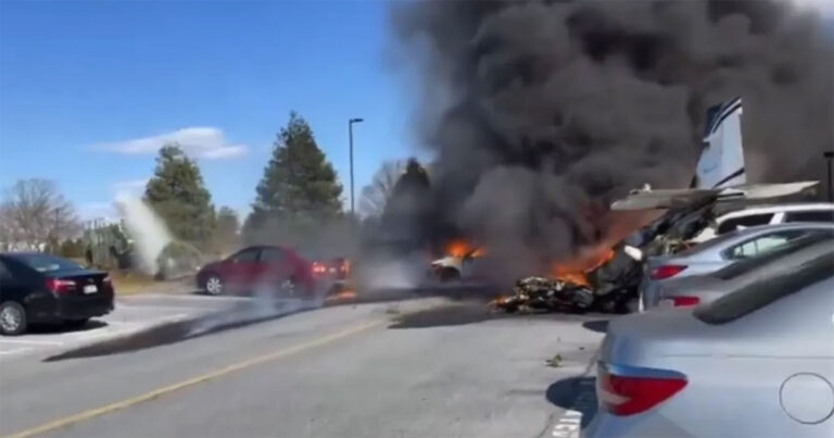 VIDEO: Pesawat dengan Lima Orang di Dalamnya Jatuh di Tempat Parkir Komunitas Pensiunan Pennsylvania