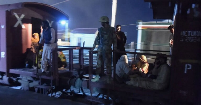 Pembajakan Kereta Api di Pakistan: Pasukan Keamanan Menyelamatkan 104, 12 Tentara Tewas