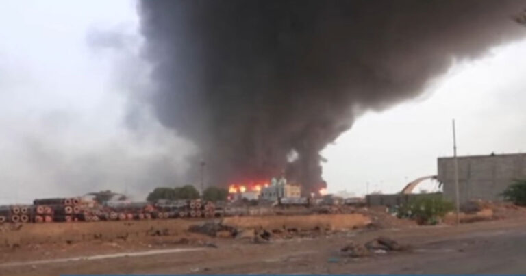 Balasan atas Serangan Rudal Houthi: AS dan Israel Bombardir Kota Pelabuhan Hodeidah di Yaman