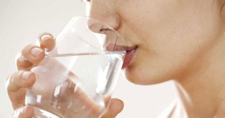 Studi : Kebiasaan Minum Air Setelah Bangun Tidur Akan Membawa 4 Perubahan Positif pada Tubuh