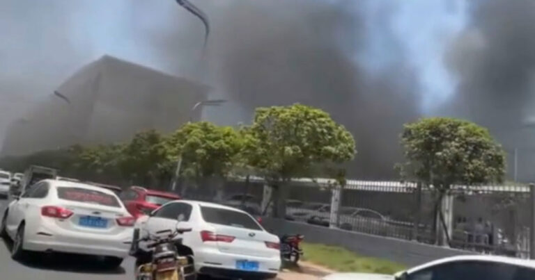 Diduga Gagal Menagih Gaji, Pegawai Membakar Pabrik Tekstil di Sichuan, Tiongkok Hingga Terbakar 37 Jam 