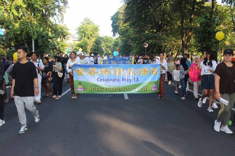 Hari Falun Dafa Sedunia 2025 di Indonesia Digelar dengan Semaraknya Pawai di Denpasar