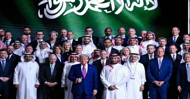 Trump Umumkan Pencabutan Sanksi terhadap Suriah, Forum Investasi di Arab Saudi Bergemuruh