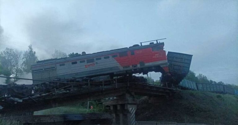 2 Jembatan Runtuh dalam 24 Jam, Sedikitnya 7 Tewas: Rusia Mengatakan “Ledakan” Menjadi Penyebabnya