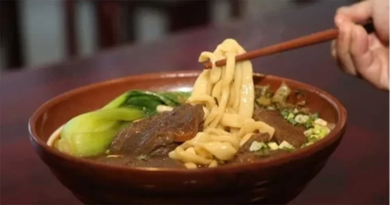 Anak Laki-laki Ajak Ayahnya yang Buta Makan Mie Sapi — Satu Tindakannya Bikin Netizen Menangis