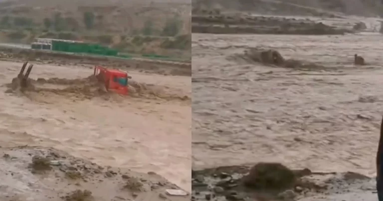Banjir Bandang Mendadak di Gansu, Tiongkok, Banyak Orang Berlindung di Atas Mobil yang Terseret Arus