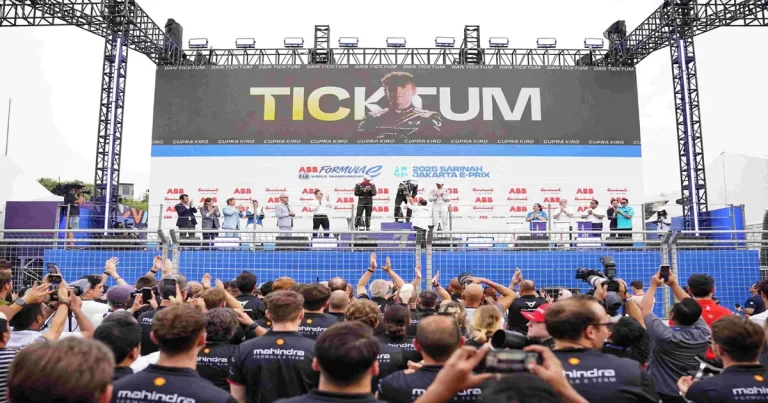 Formula E Seri ke-12 Sukses Digelar, Gubernur Pramono Serahkan Trofi kepada Juara Seri ke-12