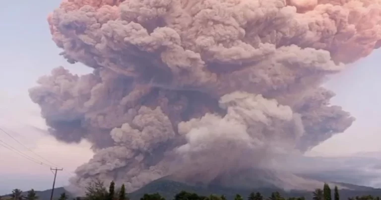 Gunung Lewotobi Laki-laki Meletus Lagi, Kolom Abu Capai Lebih 10 Kilometer