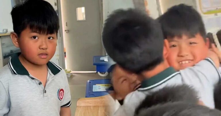 Guru di Tiongkok Membantu Anak Pemalu Berinteraksi dengan Teman Sekelasnya dengan Menggunakan Undian Berhadiah, Memicu Sorak Sorai dan Tawa