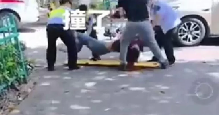 Heboh! Seorang Anak Gadis di Guangxi, Tiongkok,  Dipaksa Masuk Ambulans, Menjerit Minta Tolong 