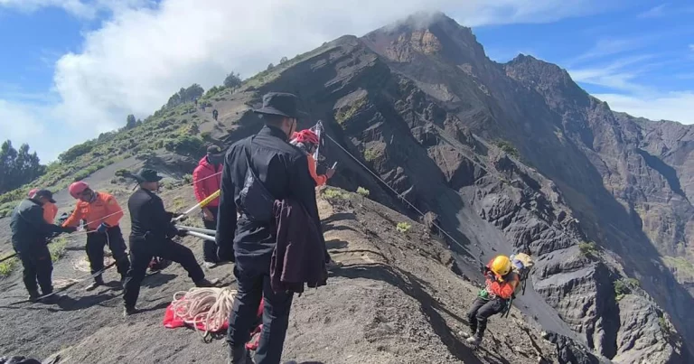 Tim SAR Temukan Wisatawan Asal Brasil yang Jatuh Saat Mendaki Gunung Rinjani di Kedalaman Lebih 500 Meter