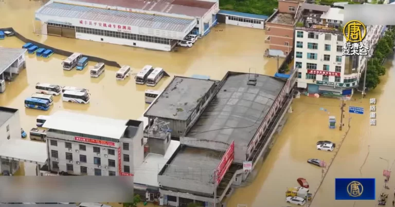 Banjir Besar Rendam Kota di Xianfeng, Hubei, Tiongkok  — Hujan Deras dan Pelepasan Air di Guizhou Tewaskan Banyak Orang