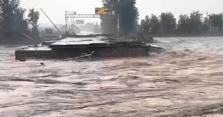 Bendungan di Beijing Meluap, Banyak Wilayah Terendam Banjir Parah, Air-Listrik-Internet Terputus 