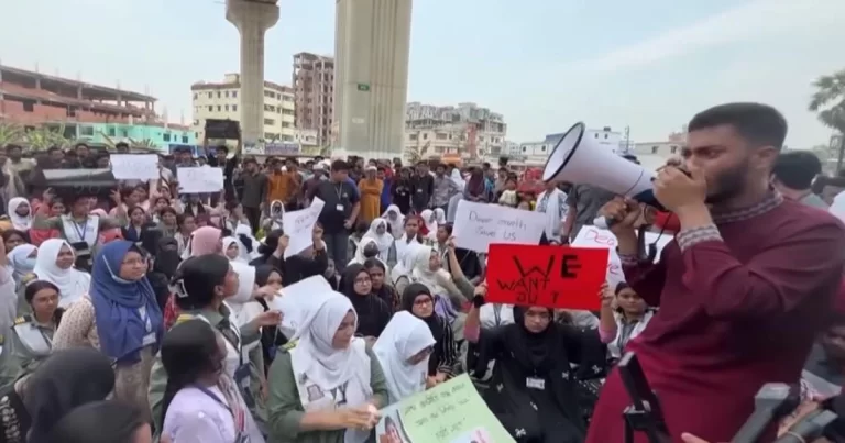Demonstran di Bangladesh Tuntut Keadilan Setelah Jatuhnya Pesawat AU Buatan Tiongkok  yang  Menewaskan 31 Orang
