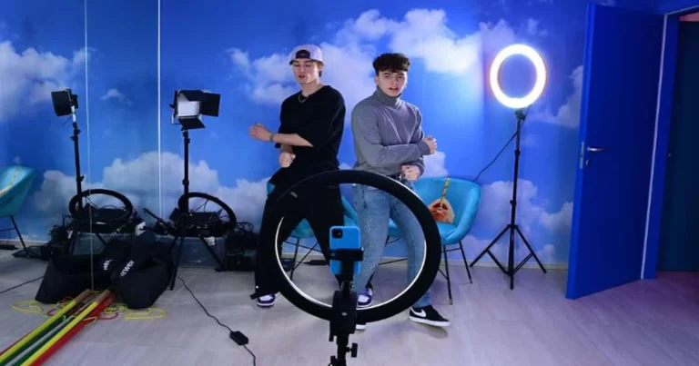 Dari Turtleneck hingga TikTok: Bagaimana Generasi Z Mendefinisikan Ulang Fashion Mewah