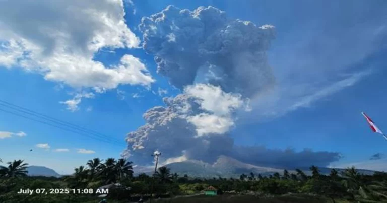 Erupsi  Gunung Lewotobi Laki-laki,  Kolom Abu Capai 18.000 Meter