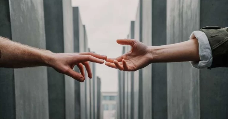 Jauhkan Diri dari Teman yang Hanya Menganggapmu Sebagai “Koneksi”