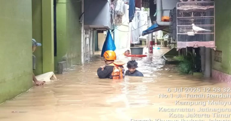 Terpantau 50 Titik Terendam Banjir di Jakarta, Ratusan Jiwa Mengungsi 
