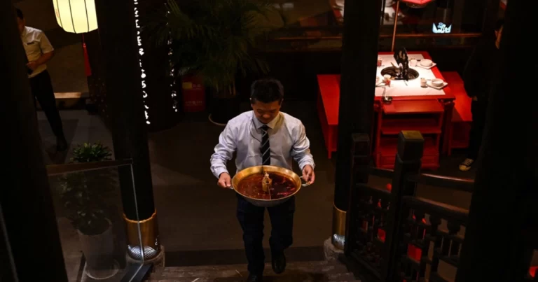Industri Kuliner Tiongkok Dilanda Masa Sulit : Pemilik Restoran Mengeluh, Omzet Harian Turun 90%