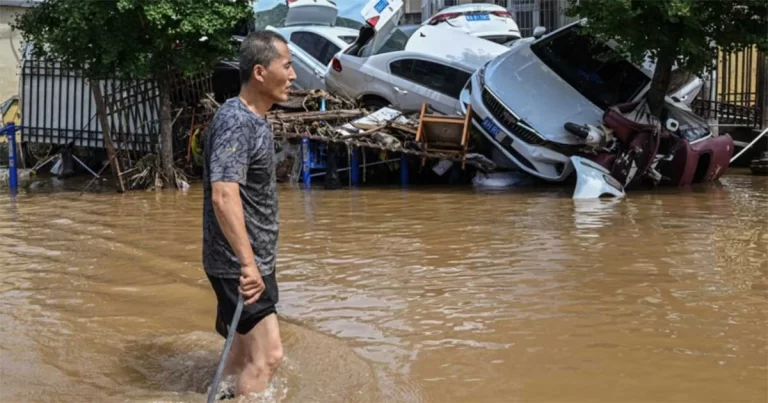 Kumpulan Foto: Banjir Parah Landa Beijing, Bangkai Mobil Menumpuk di Jalanan