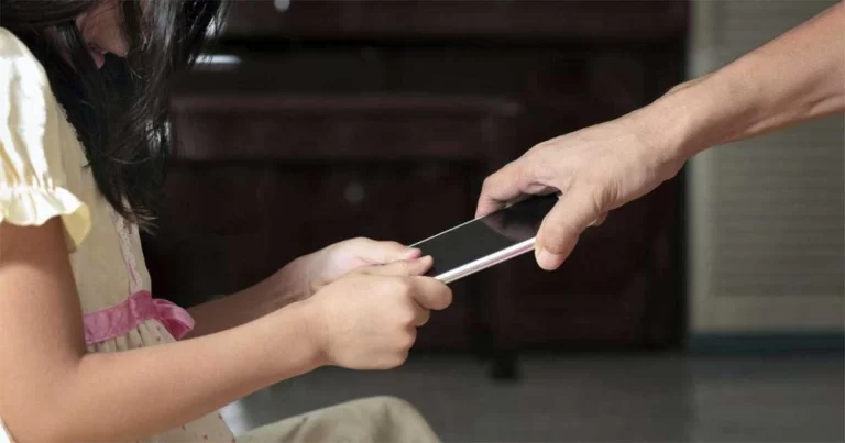 Menyaksikan Langsung Anak Perempuan 13 Tahun Kecanduan HP, Baru Kusadari: Yang Merusak Anak Sebenarnya Bukan HP, Tapi…