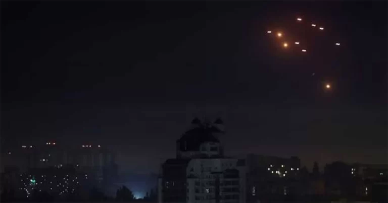 Moskow Digempur 100 Drone Ukraina, AS Tempatkan Bom Nuklir di Inggris—Perang Makin Panas!”