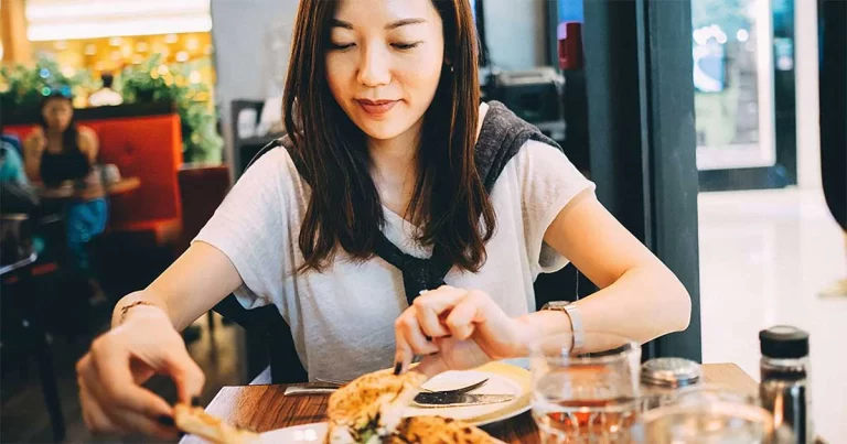 Perempuan yang Makan Cepat Cenderung Punya 2 Jenis Takdir – Bukan Sekadar Takhayul