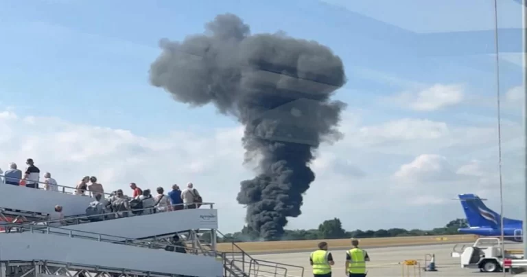 Pesawat  Jatuh Setelah Lepas Landas di Bandara London