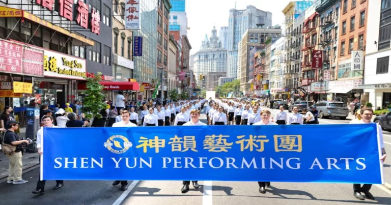Ratusan Seniman Shen Yun Berpartisipasi dalam Pawai di New York, Peringatkan Meluasnya Penindasan yang Diluncurkan Partai Komunis Tiongkok di Amerika