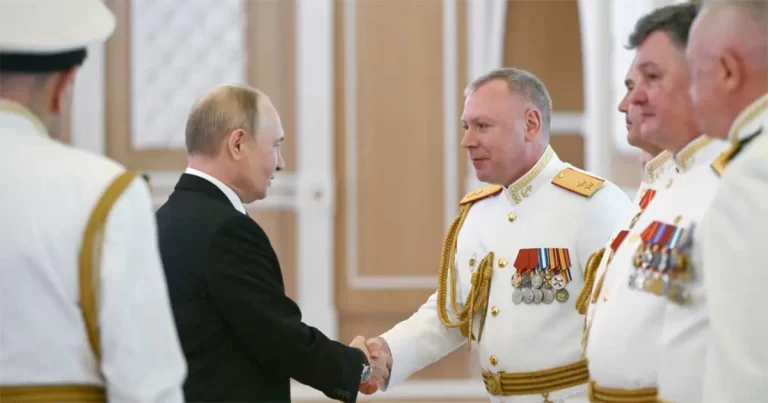 Serangan Pesawat Nirawak Ukraina Memaksa Rusia Membatalkan Parade Angkatan Laut Selama Kunjungan Putin