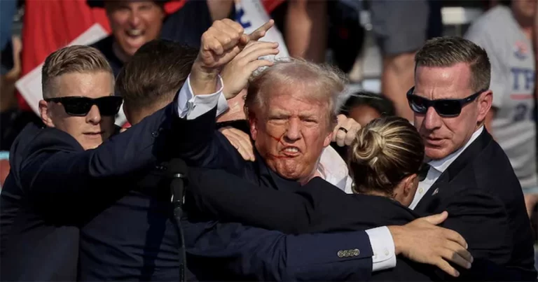 Setahun Berlalu, Trump Mengatakan “Hanya Tuhan” yang Menyelamatkannya dari Peluru Pembunuh