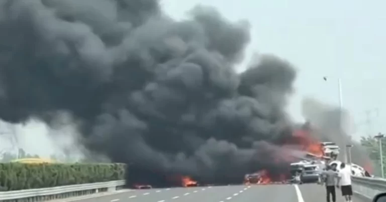 Tabrakan Dua Truk Besar di Jalan Tol Beijing-Shanghai Sebabkan Kebakaran Hebat, Banyak Kendaraan Terbakar 