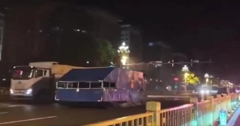 Ada Apa di Beijing? Beredar Video Konvoi Tank Terselubung Melintasi Jalan Chang’an di Malam Hari