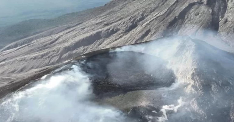 Gunung Lewotobi Laki-laki Erupsi, Dua Bandara Ditutup Sementara
