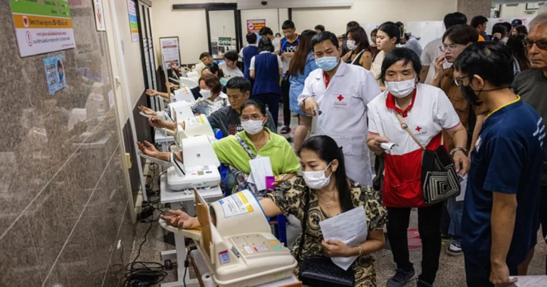 Kamboja Tingkatkan Serangan Bom, 14 Warga Thailand Tewas dan 46 Terluka, Warga Antri Donor Darah